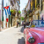 calle con coche en La Habana CUBA